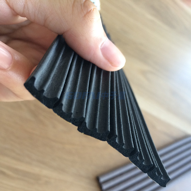 具有橡胶隔热和隔音的柔性 EPDM 膨胀型防火滴底部密封
